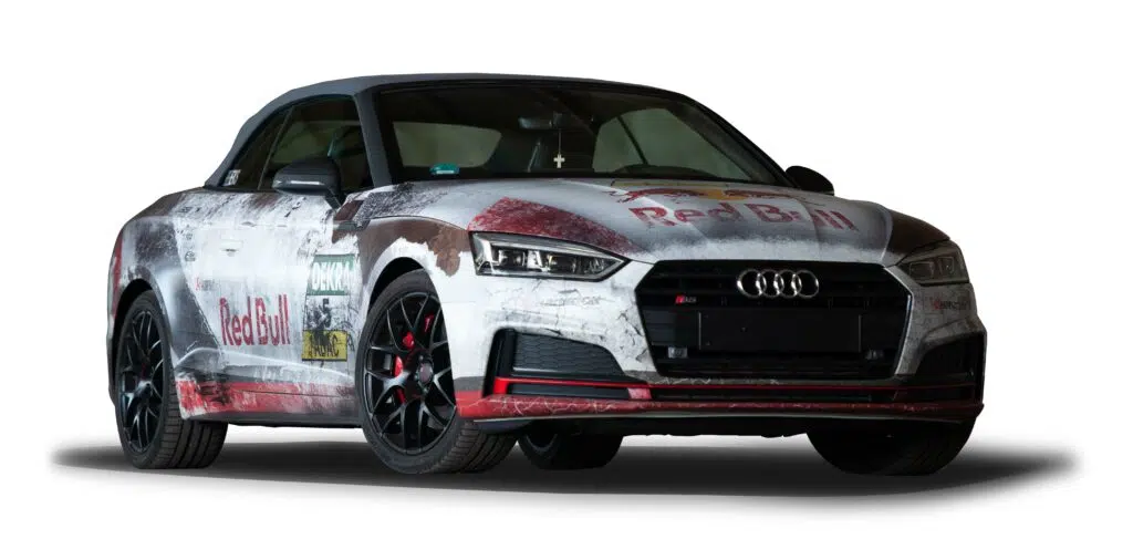 Sportlicher Audi mit individuell gestalteter Fahrzeugfolierung im Red Bull Design, kombiniert mit Werbelogos von Dekra und ADAC.