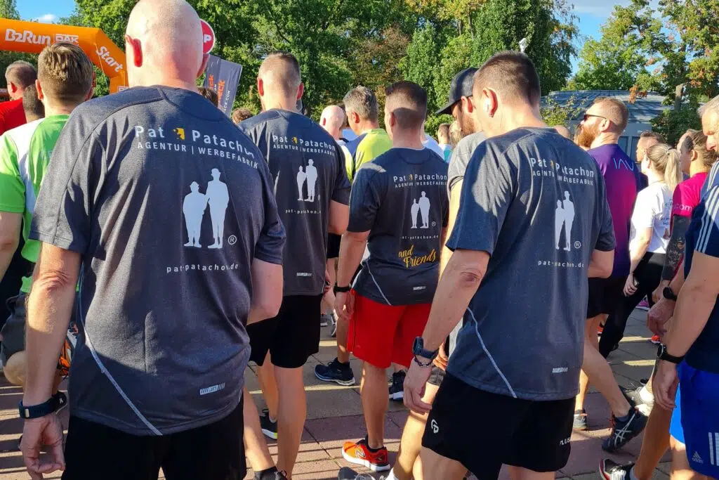 Motivierte Läufer in Team-Shirts von Pat & Patachon beim B2Run. Gemeinsam am Start, voller Energie und Teamgeist, zeigen sie sportlichen Ehrgeiz und Zusammenhalt. Ein starkes Statement für Fitness, Gemeinschaft und ein aktives Miteinander im Unternehmen.