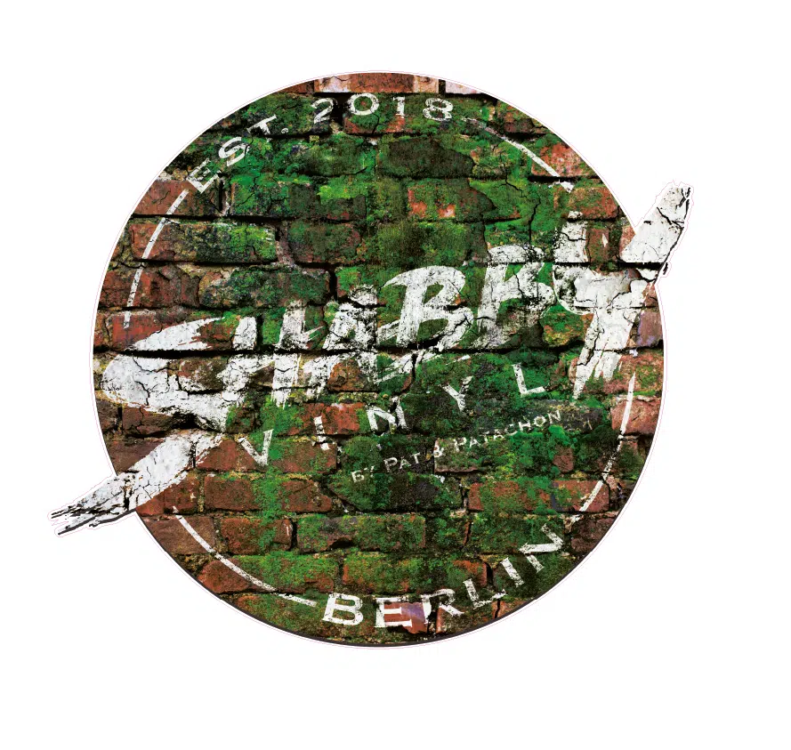 Logo „Shabby Vinyl“ im Vintage-Stil, auf einer runden Steinwand mit Moosoptik. Weiße Schrift mit verwittertem Look und Text „EST. 2018 Berlin by Pat & Patachon“.