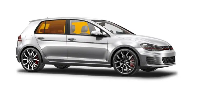 Silbernes Auto mit orange getönten Sonnenschutzfolien auf den Seitenscheiben und der Heckscheibe. Karosserie, Räder und sonstige Elemente bleiben unverändert.