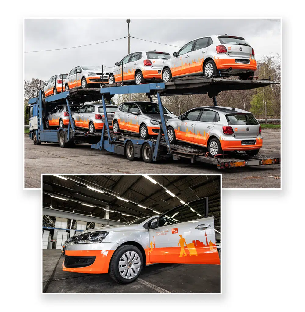 Die Bilder zeigen eine silberne Fahrzeugflotte (VW) mit auffälliger, orangefarbener Folierung, die Stadtsilhouetten und Personen zeigt. Die Fahrzeuge stehen auf einem Autotransporter bereit zur Auslieferung, was Großbestellung suggeriert.