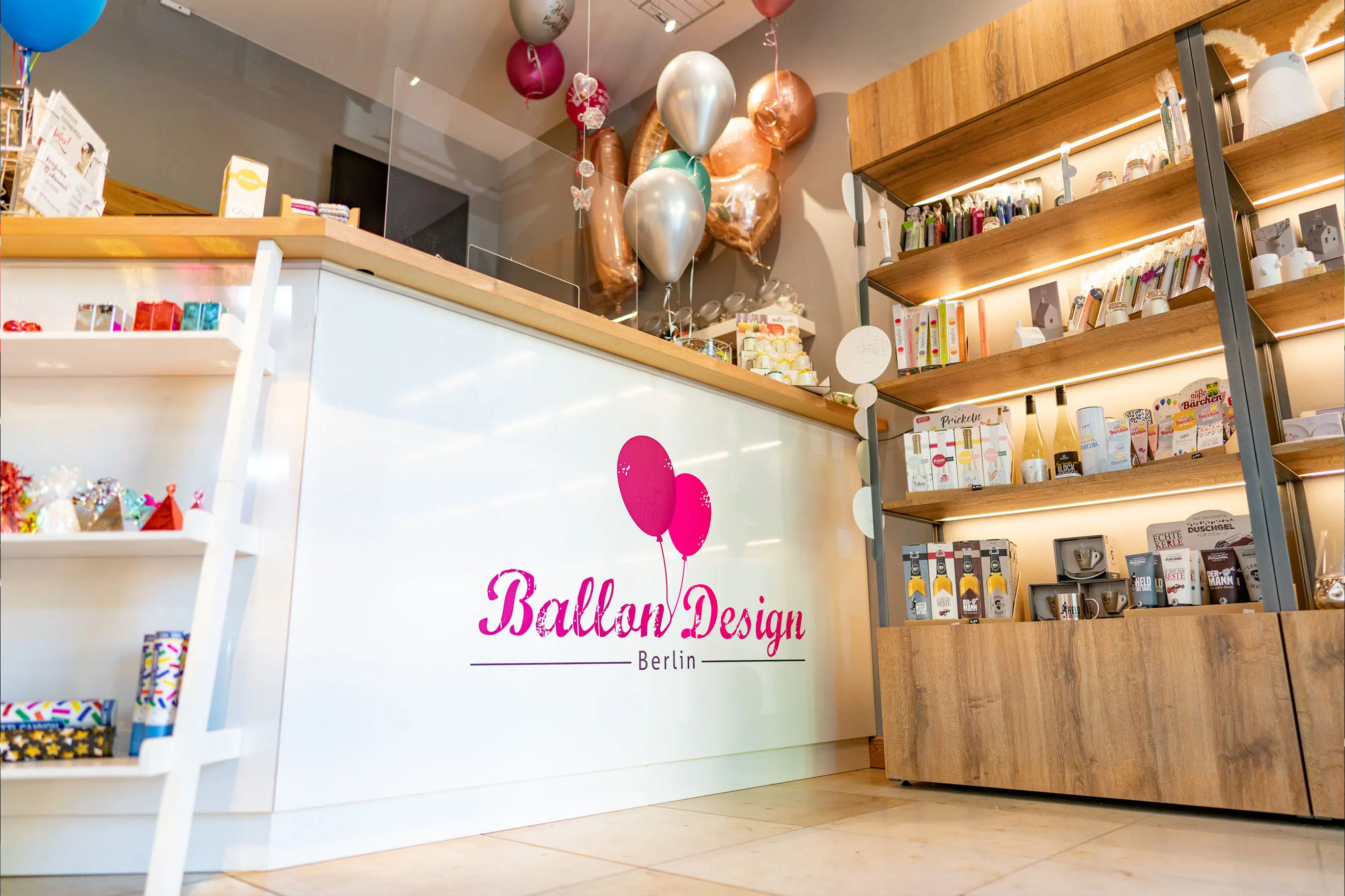 Der Ballon Design Berlin Store besticht mit einer stilvollen, einladenden Gestaltung. Holz-Elemente, warme Beleuchtung und ein modernes Branding mit verspieltem Logo sorgen für ein harmonisches Einkaufserlebnis voller Farben, Kreativität und Freude.