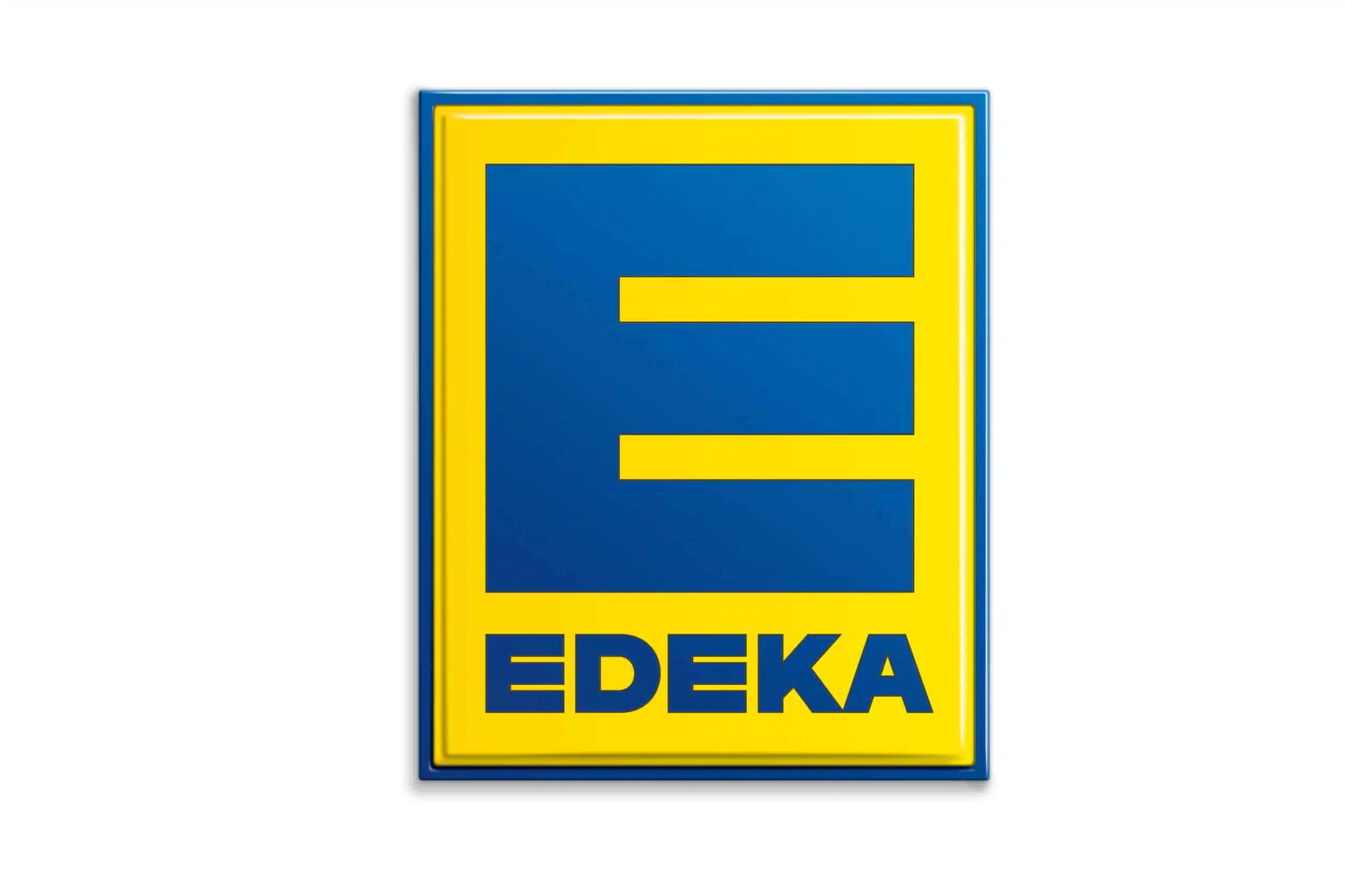 Das Bild zeigt das Logo von EDEKA. Es besteht aus einem großen blauen „E“ auf einem gelben Hintergrund, eingefasst von einem blauen Rahmen. Unter dem „E“ steht in blauen Großbuchstaben „EDEKA“. Die Gestaltung ist schlicht und klar strukturiert.