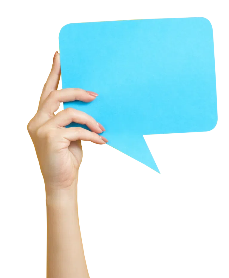 Ein Symbolbild für Feedback oder Kommunikation: Eine Hand hält eine blaue Sprechblase aus Papier vor neutralem Hintergrund. Die leere Sprechblase bietet Platz für Text oder Nachrichten.