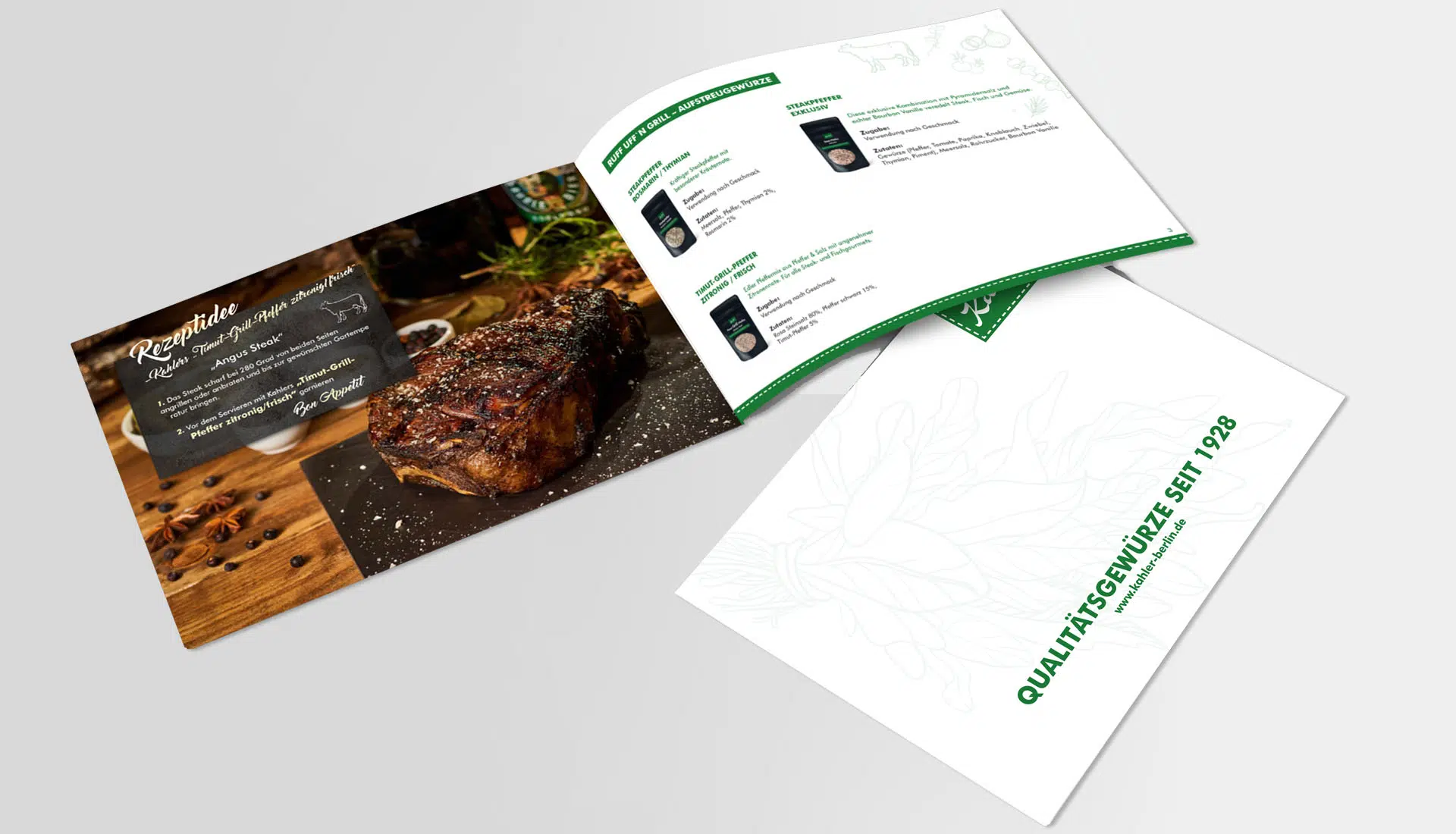 Ein aufgeschlagener Werbeflyer für Gewürze. Links ein Foto mit gegrilltem Angus-Steak auf einer Holzunterlage, umgeben von Gewürzen, mit Rezeptvorschlag. Rechts Produktinformationen mit grünen Akzenten und dem Slogan „Qualitätsgewürze seit 1928“.