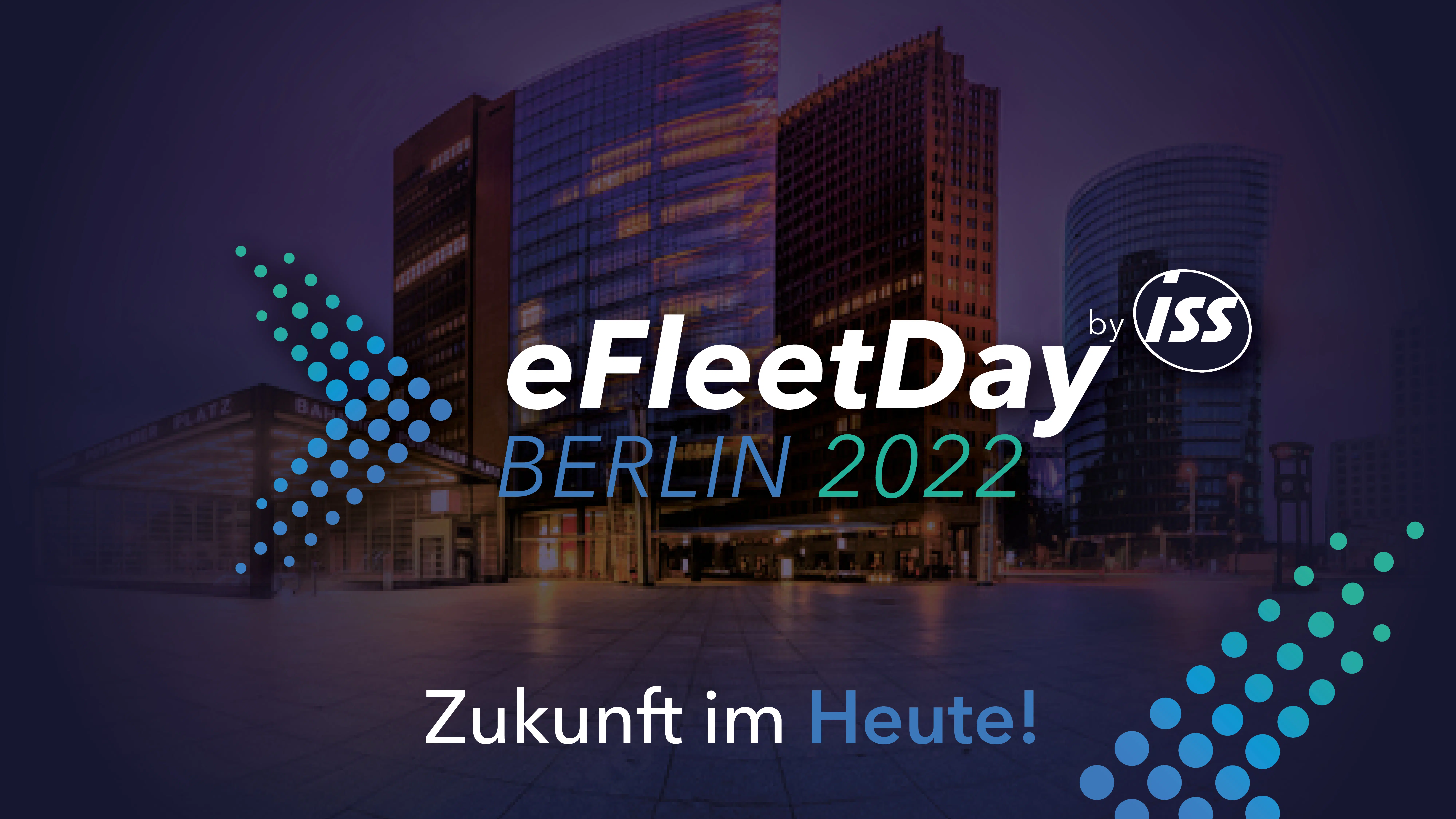 Das Bild zeigt das Logo und das Branding des „eFleetDay Berlin 2022“ Events von ISS. Im Hintergrund sind moderne Hochhäuser, vermutlich am Potsdamer Platz in Berlin, bei Dämmerung zu sehen. Der Slogan „Zukunft im Heute!“ ist unten mittig platziert.
