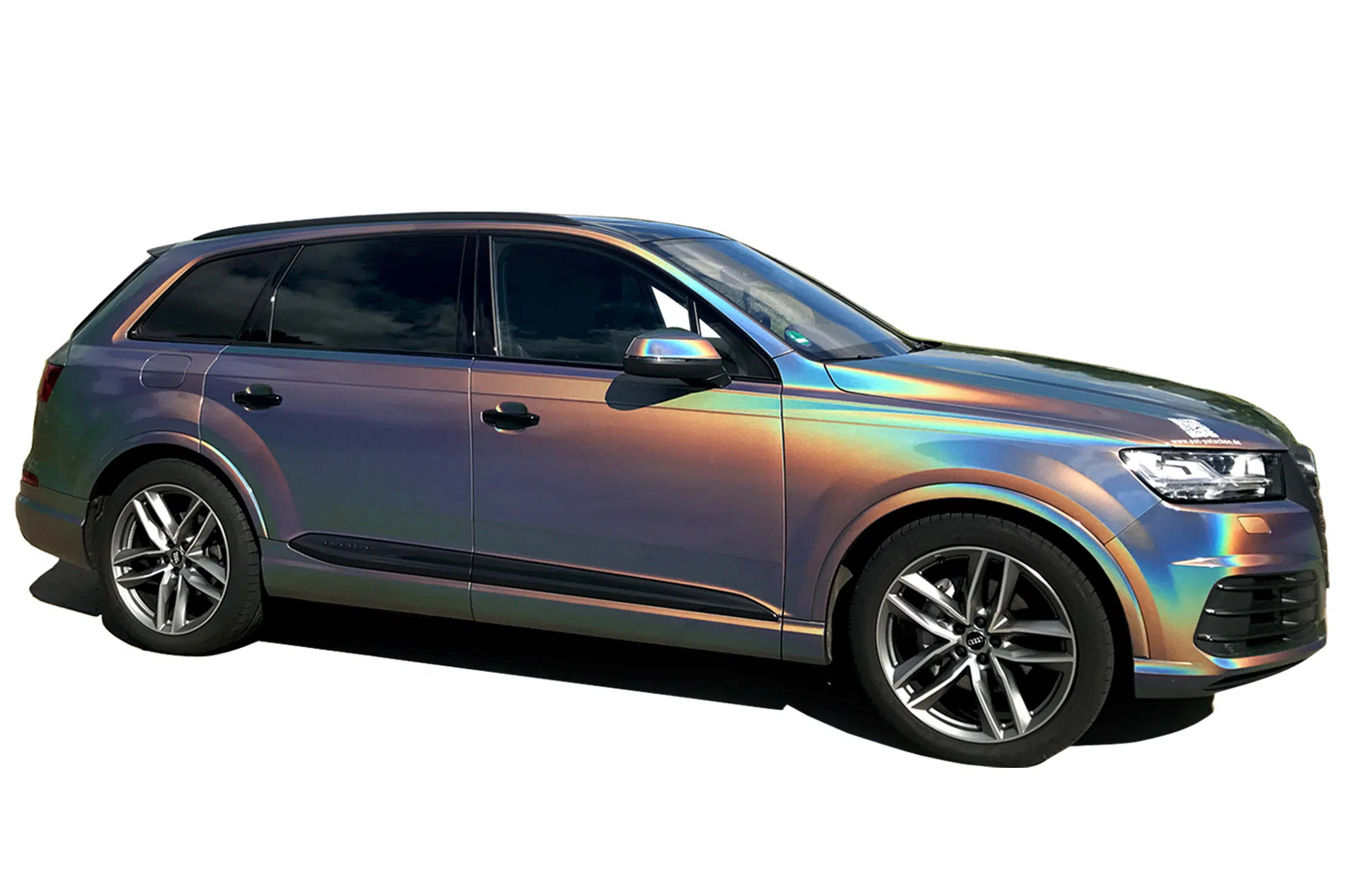 Dieses Bild zeigt einen Audi SUV mit einer auffälligen, holografischen Fahrzeugfolierung. Die schimmernde Oberfläche reflektiert verschiedene Farben, die je nach Lichteinfall wechseln, und verleiht dem Auto eine futuristische Optik. Der Hintergrund wurde entfernt, sodass das Fahrzeug freigestellt ist.