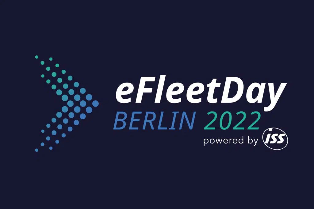 Das Bild zeigt das Logo des „eFleetDay Berlin 2022“ powered by ISS. Links befindet sich ein stilisiertes Pfeilsymbol aus blauen und grünen Punkten. Der Schriftzug kombiniert Weiß, Blau und Grün auf einem dunkelblauen Hintergrund.