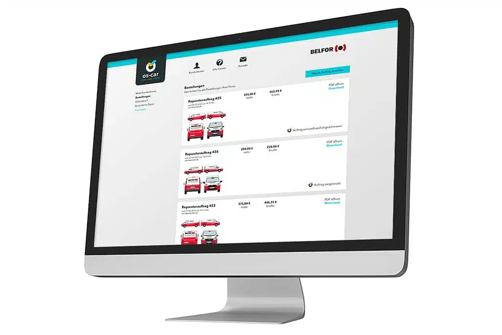 Ein iMac mit geöffneter os-car Software zeigt eine Benutzeroberfläche mit Bestellübersicht für Fahrzeugreparaturen. Links das os-car Logo, rechts das BELFOR-Logo. Aufträge mit Bildern von Fahrzeugen, Preisen und Statusanzeigen. Download-Option für PDFs sichtbar.