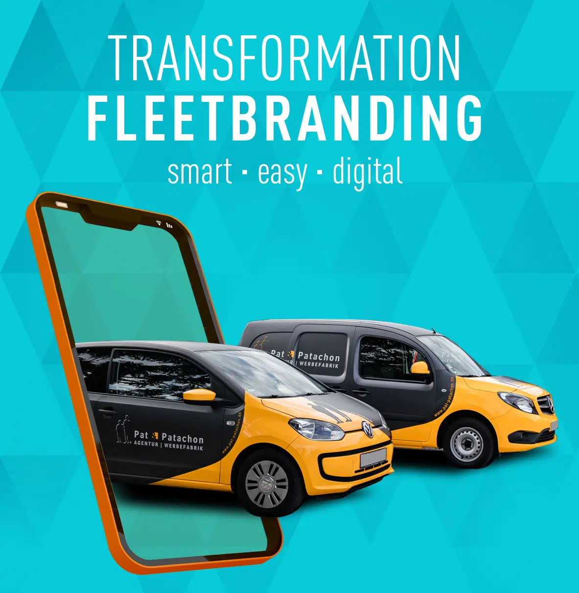 Werbegrafik für digitales Flottenbranding mit dem Slogan 'TRANSFORMATION FLEETBRANDING – smart · easy · digital'. Zwei schwarz-gelbe Firmenfahrzeuge von Pat & Patachon, ein VW up! und ein Mercedes-Benz Citan, stehen vor einem geometrisch gestalteten blauen Hintergrund. Links im Bild ragt ein stilisiertes Smartphone ins Bild, durch dessen Display das erste Fahrzeug sichtbar ist. Unten rechts befindet sich das Logo von 'os-car' mit einem stilisierten Kreis-Design.