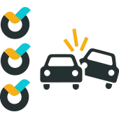 Das Bild zeigt ein Icon mit zwei stilisierten Autos in dunkler Farbe, die kollidieren, dargestellt durch gelbe Strahlen. Links daneben sind drei runde Checkmarks in Schwarz mit blauen und gelben Häkchen.