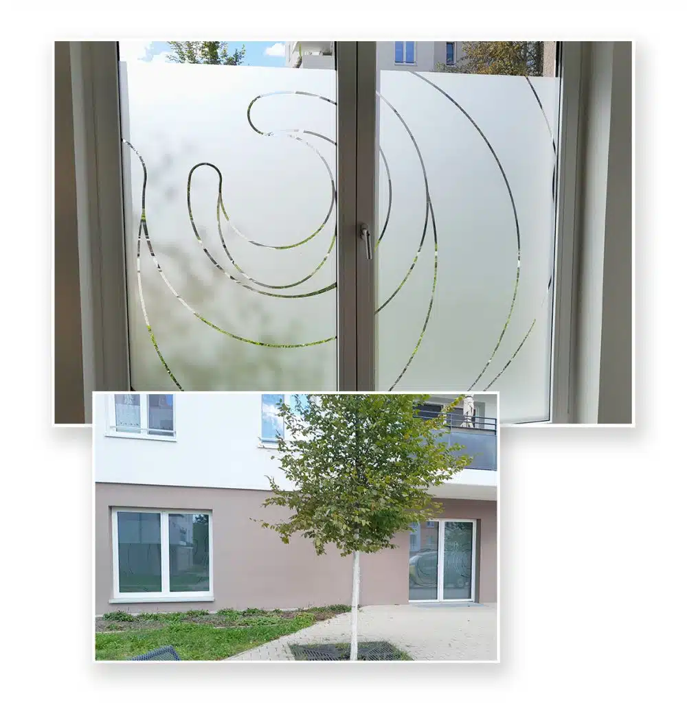 Zwei Bilder zeigen Fenster mit einer dekorativen Milchglasfolie. Das obere Bild ist eine Nahaufnahme eines Fensters mit einer mattierten Folie, die ein elegantes, geschwungenes Linienmuster hat. Die transparenten Linien lassen Licht durch und erzeugen ein stilvolles Design. Das untere Bild zeigt die Fenster von außen an einem modernen Gebäude. Die Gestaltung ist auch von außen gut sichtbar und bietet gleichzeitig Sichtschutz und Ästhetik.
