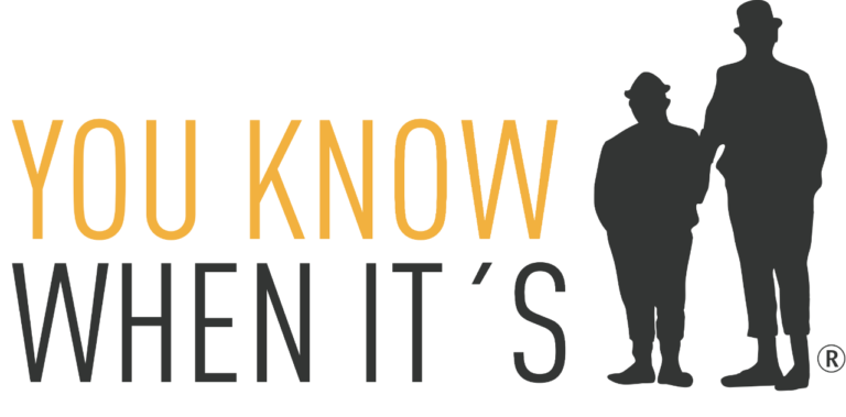 Logo mit dem Schriftzug 'YOU KNOW WHEN IT’S' in einer modernen Schriftart. 'YOU KNOW' ist in gelber Farbe gehalten, während 'WHEN IT’S' in schwarz erscheint. Rechts neben dem Text befindet sich die stilisierte Silhouette von zwei Personen in Schwarz, Pat & Patachon.