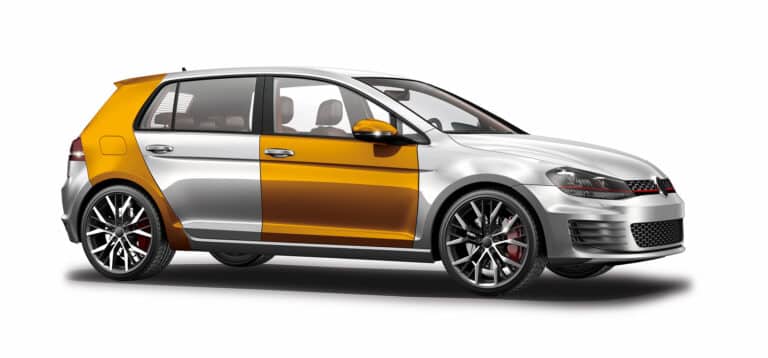 Visualisierung einer Teilfolierung an einem silbernen Auto. Verschiedene Fahrzeugbereiche sind in einem glänzenden Goldton foliert, um die Möglichkeiten der individuellen Fahrzeuggestaltung durch Teilfolierung zu zeigen.