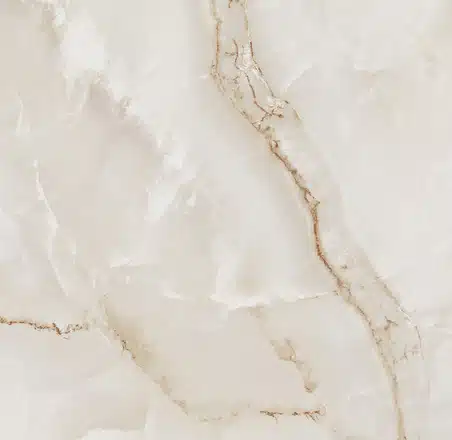 Elegante Marmoroptik in Creme- und Beigetönen mit feinen goldbraunen Adern. Die Oberfläche strahlt Luxus und zeitlose Eleganz aus und eignet sich ideal für hochwertige Raumgestaltungen.