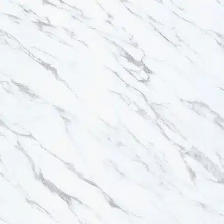 Elegante Marmoroptik mit weißem Grundton und feinen, grauen Adern. Die Oberfläche wirkt edel und zeitlos, ideal für luxuriöse Innenraumgestaltungen.