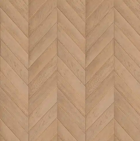 Holzoberfläche mit Chevron-Muster in einem warmen, natürlichen Eichenfarbton. Die Anordnung der Holzpaneele erzeugt eine elegante, symmetrische Optik.
