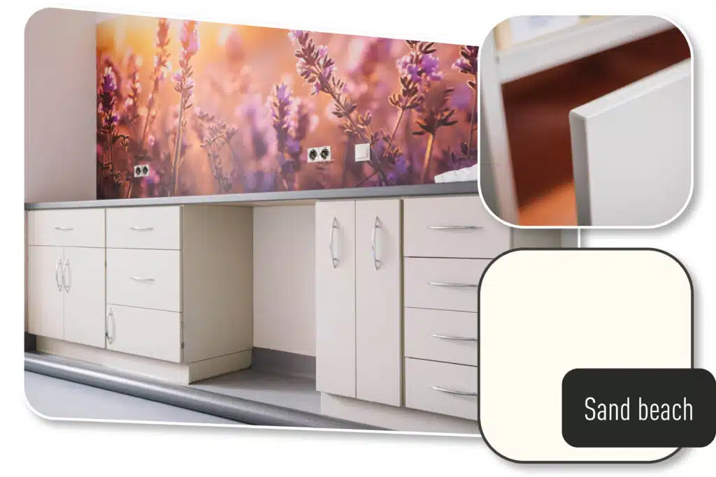 Modernisierte Möbeloberflächen in einem hellen Cremeton („Sand Beach“) verleihen der Einrichtung eine frische und zeitlose Optik. Die Möbelfolie sorgt für eine saubere, elegante Ästhetik und wertet die Schränke sichtbar auf. Ergänzt wird das Design durch eine stimmungsvolle Wandgestaltung mit einem Lavendel-Motiv, das eine beruhigende Atmosphäre schafft. Ideal für Praxis- oder Büroeinrichtungen, die eine hochwertige und langlebige Lösung suchen.