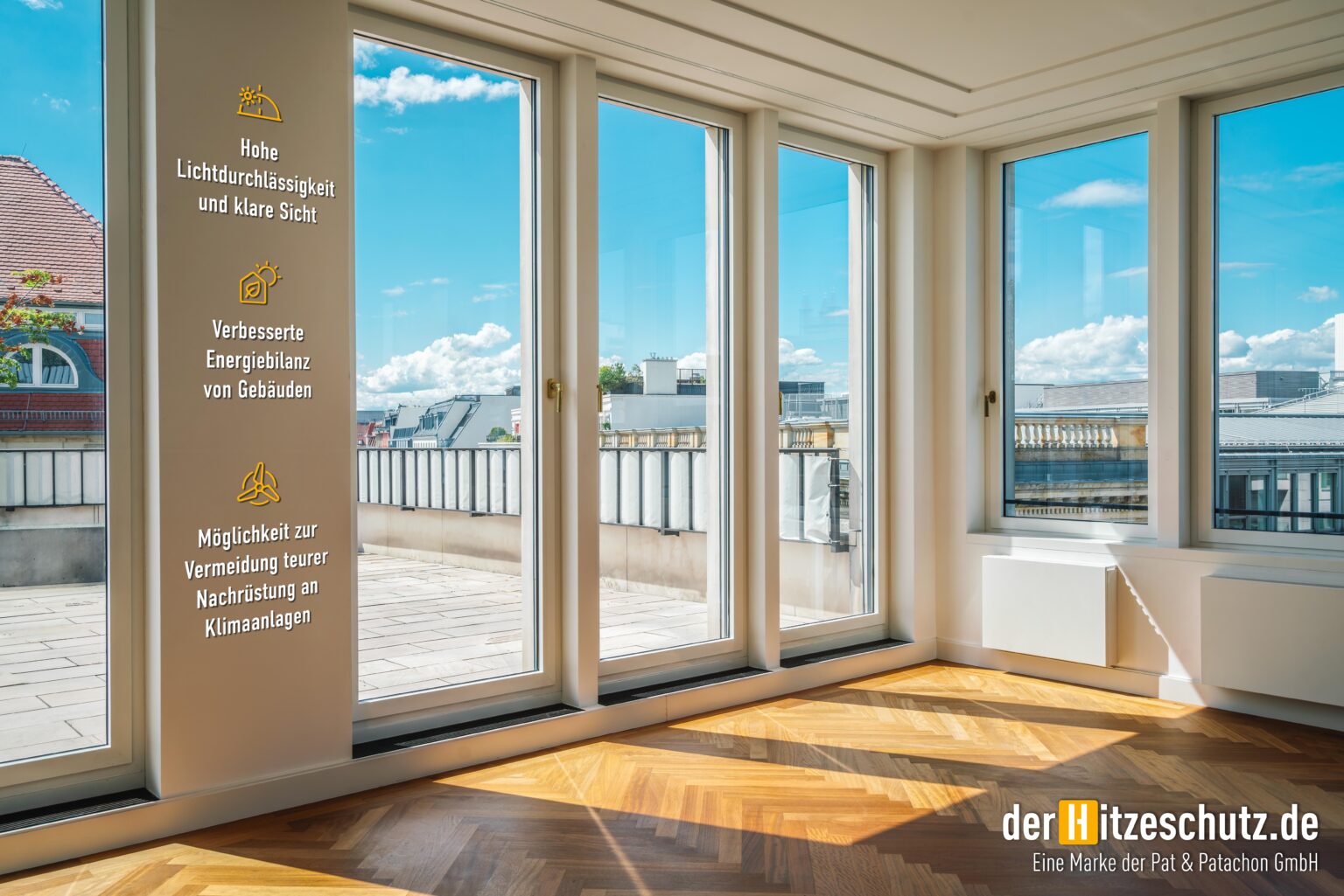 Ein heller, moderner Raum mit großen bodentiefen Fenstern, die eine Terrasse und eine Skyline mit blauen Himmel und Wolken zeigen. Auf der linken Fensterscheibe sind drei Vorteile von Hitzeschutzfolien aufgelistet: "Hohe Lichtdurchlässigkeit und klare Sicht", "Verbesserte Energiebilanz von Gebäuden" und "Möglichkeit zur Vermeidung teurer Nachrüstung an Klimaanlagen". Unten rechts befindet sich das Logo von "derHitzeschutz.de", einer Marke der Pat & Patachon GmbH.