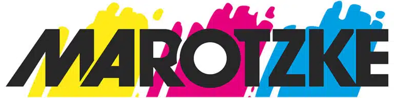 Logo mit dem Schriftzug 'MAROTZKE' in fetter, schwarzer Großbuchstabenschrift. Im Hintergrund sind dynamische Farbspritzer in Gelb, Magenta und Blau, die an das CMYK-Farbsystem erinnern und einen kreativen, farbenfrohen Eindruck vermitteln.
