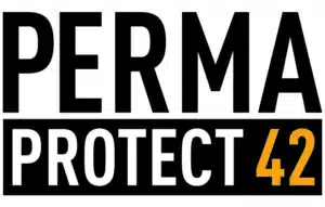 Logo von 'PERMA PROTECT 42'. Der Schriftzug ist in einer modernen, klaren Typografie gestaltet. 'PERMA' ist in großen, schwarzen Großbuchstaben geschrieben. Darunter steht 'PROTECT' in weißen Buchstaben auf einem schwarzen Hintergrund. Die Zahl '42' ist in auffälliger gelber Farbe gehalten